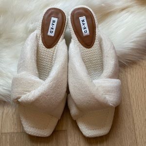 I’m selling these beautiful off white towel mules brand new from na-kd!!